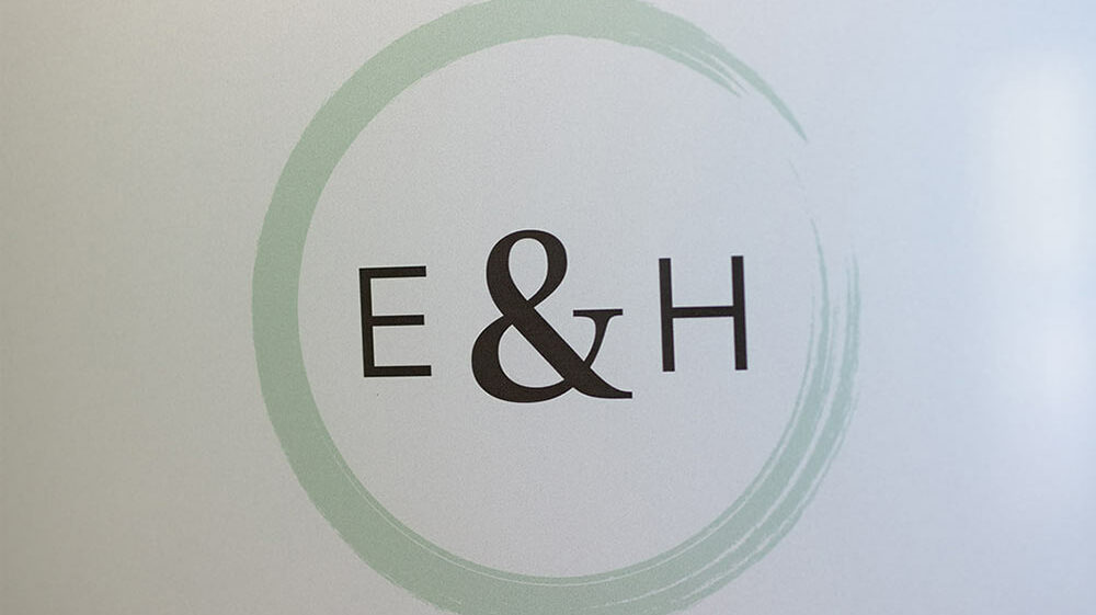 eine Glastür mit Logo der Firma E & H