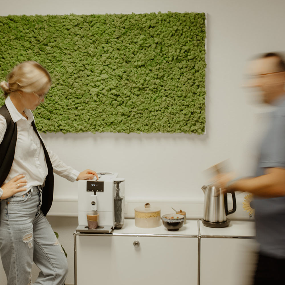 2 Personen im Büro